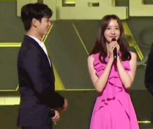 林允儿头上黏纸屑主持1分钟!珉豪一看,绅士救援举动暖爆