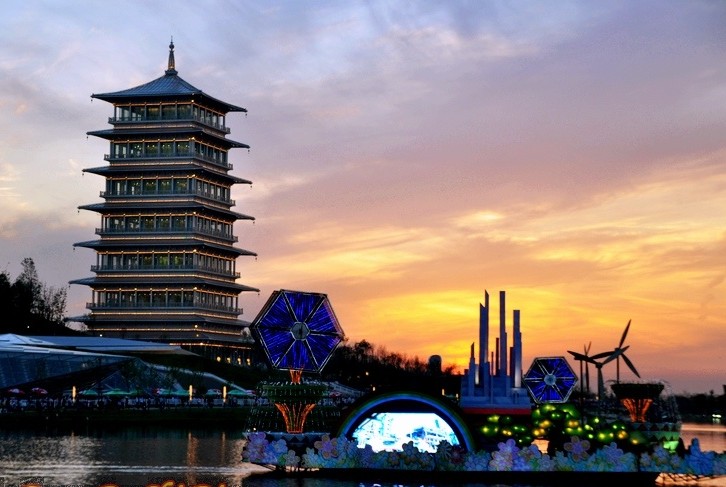 主要建筑有长安塔,创意馆,自然馆和广运门;五大主题园艺景点分别是