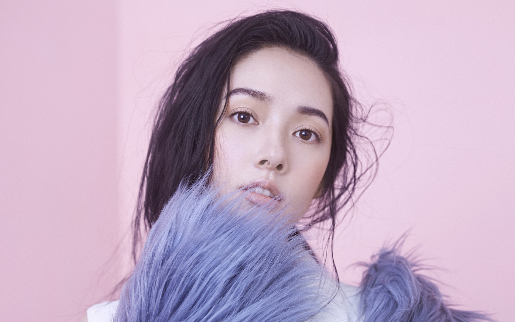 郭碧婷一袭优雅动人的黑长发招牌,外加生活中爱心泛滥(曾养过二十几只