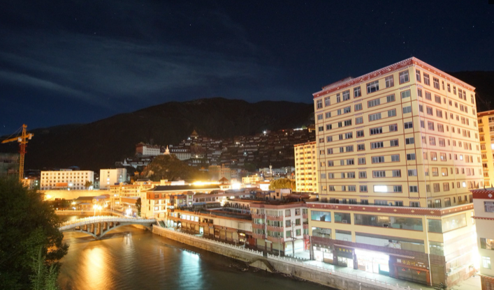 大美甘孜州:金沙江畔的白玉县城  县城夜色.