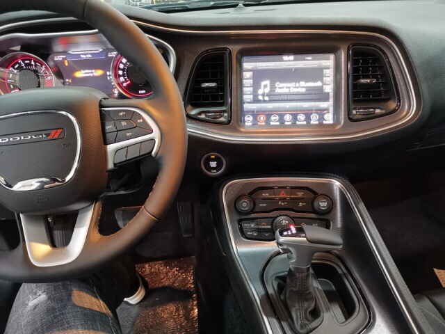 新款道奇挑战者中控面板的布局很简洁,除了常规的操作面板外再也看不