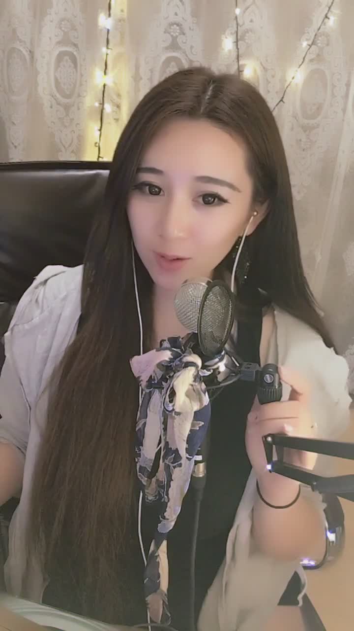 搞笑gif:美女唱歌的时候就是可爱,这个表情萌到你了吗