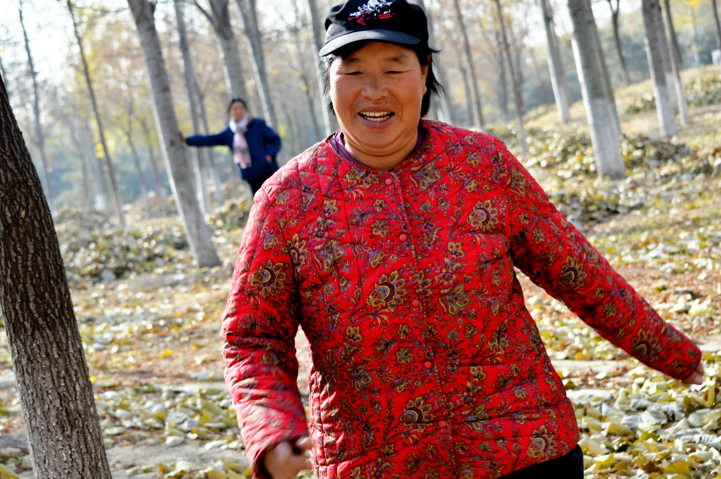 在北京扫树叶的大妈,得知小孙子马上就要看到她的照片,激动不已