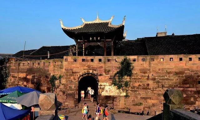 武陵镇历史悠久,文化底蕴深厚,古为郡县治所,境内遗址众多,苏洵,苏轼