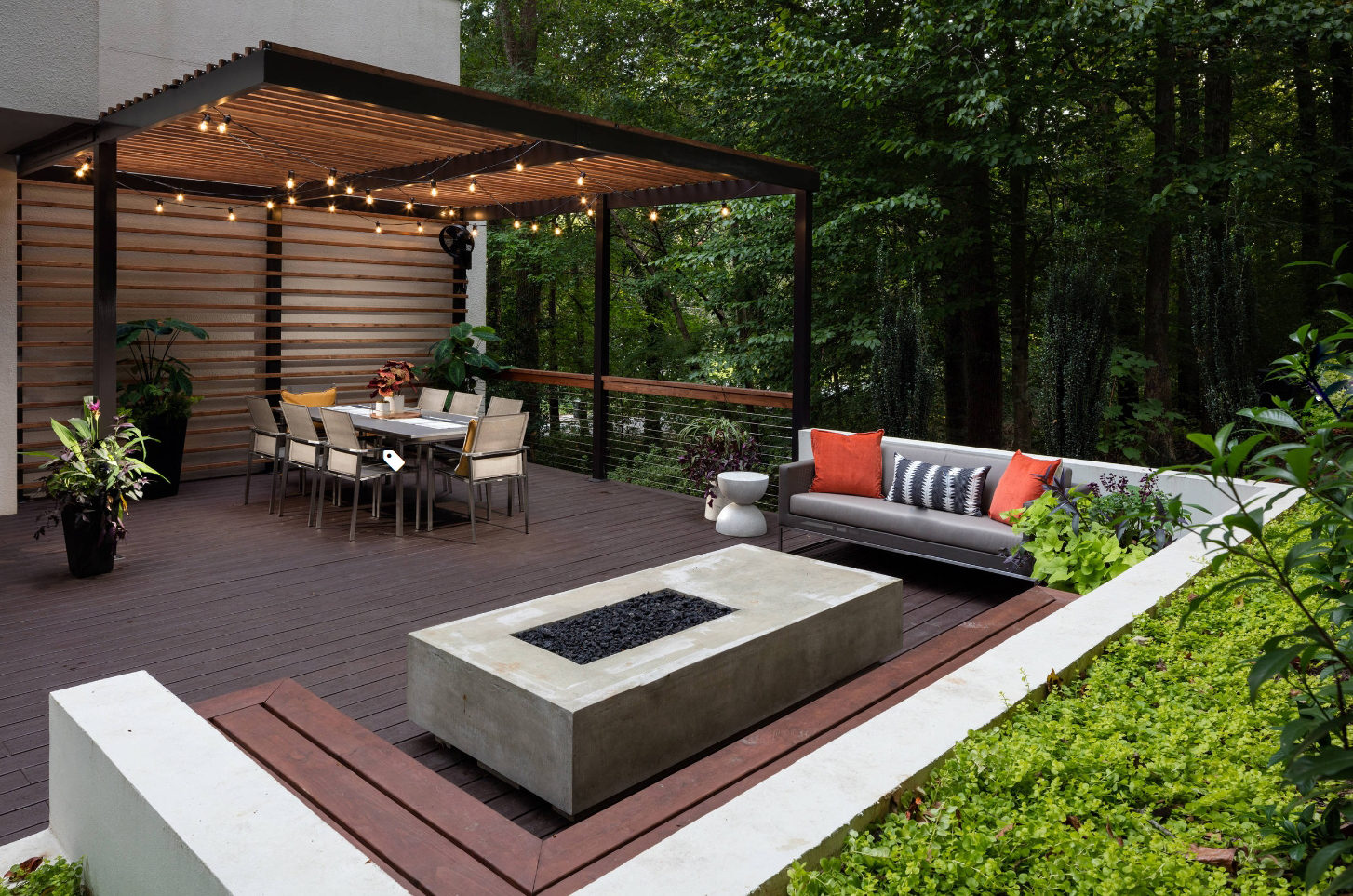 这是一个用炭化防腐木做主材的防水庭院,地面台阶,廊架,座椅都选用了