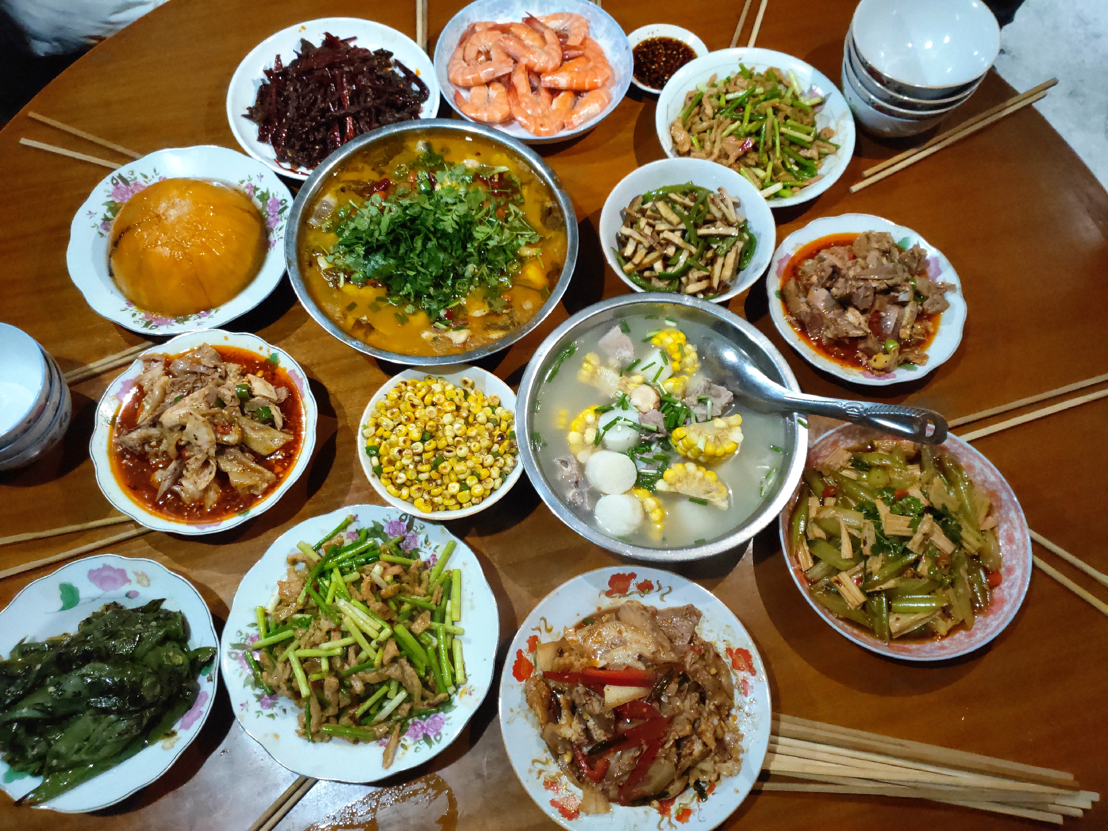 初五亲戚来拜年,做了满满的三大桌菜,吃出家的味道,客人都说好