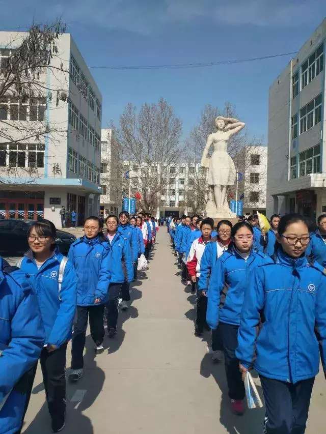 文明出行,才能不倒在路上!莱西四中交通安全教育活动走心了