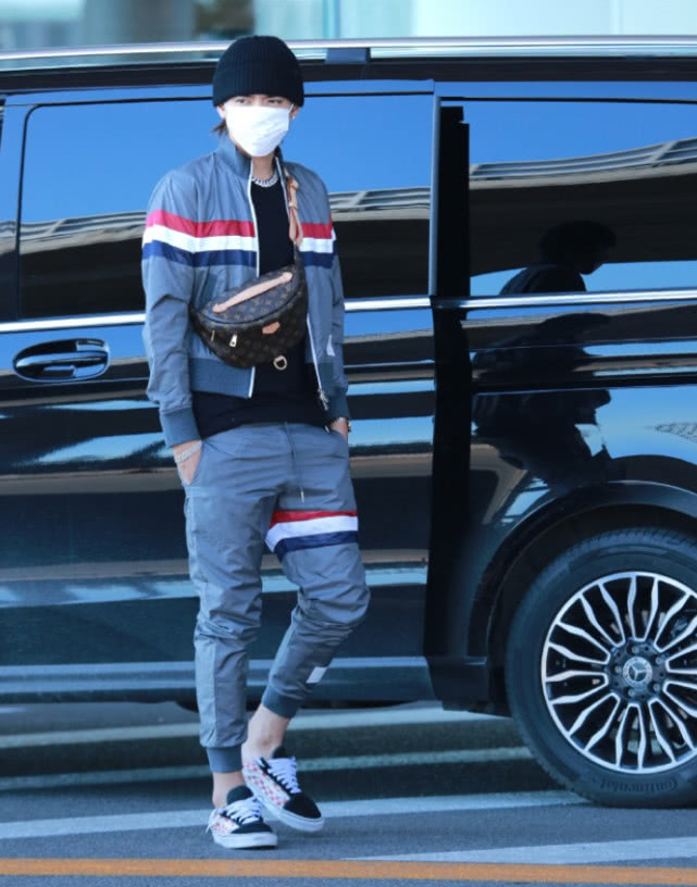 吴亦凡穿这一身套装,网友:想帮他把裤子提上去