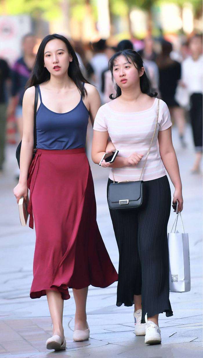 街拍:好闺蜜手挽手逛街,不经意展现迷人身材,吸睛无数!