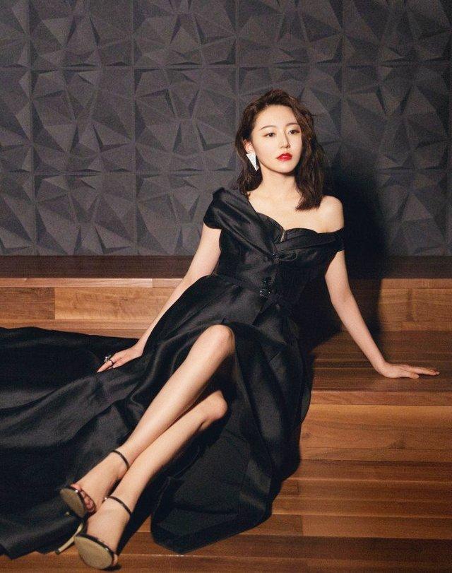 黄梦莹穿黑色晚礼服出席活动,秀了锁骨和长腿