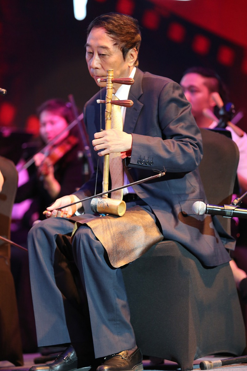 相声演员王振华提到冯巩,说,他呀,就是一个神经病,我给他写了这么多