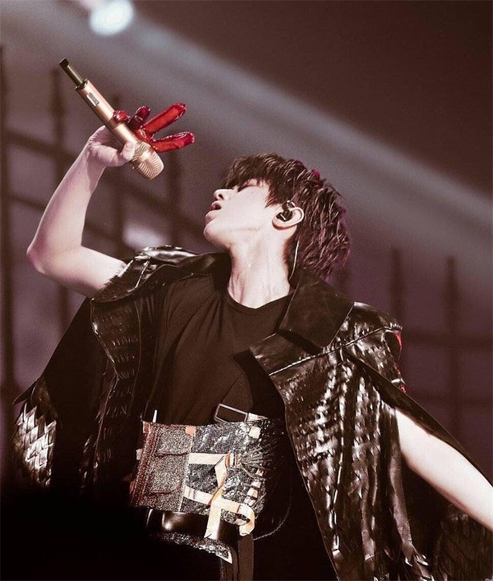 人气偶像蔡徐坤在表演的时候,话筒离嘴巴那么远,竟然还是有歌声从音响