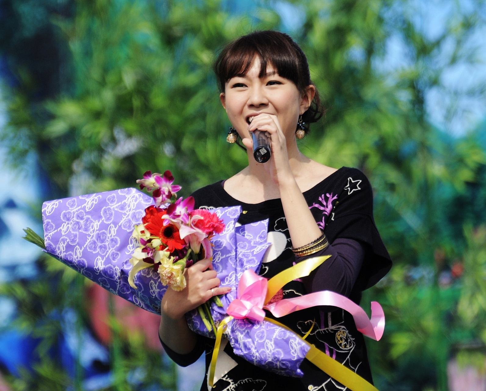 41岁卓依婷现身达州商演  据多位网友晒出的画面显示,卓依婷身着黑色