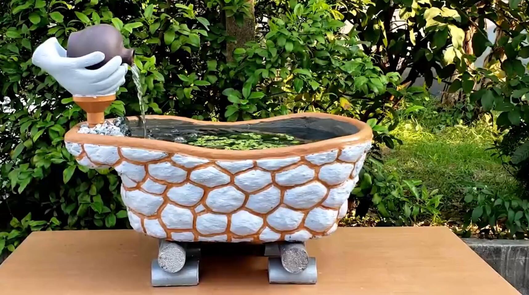 废弃的儿童浴盆,老外diy出"瀑布鱼缸",成品太惊艳了!