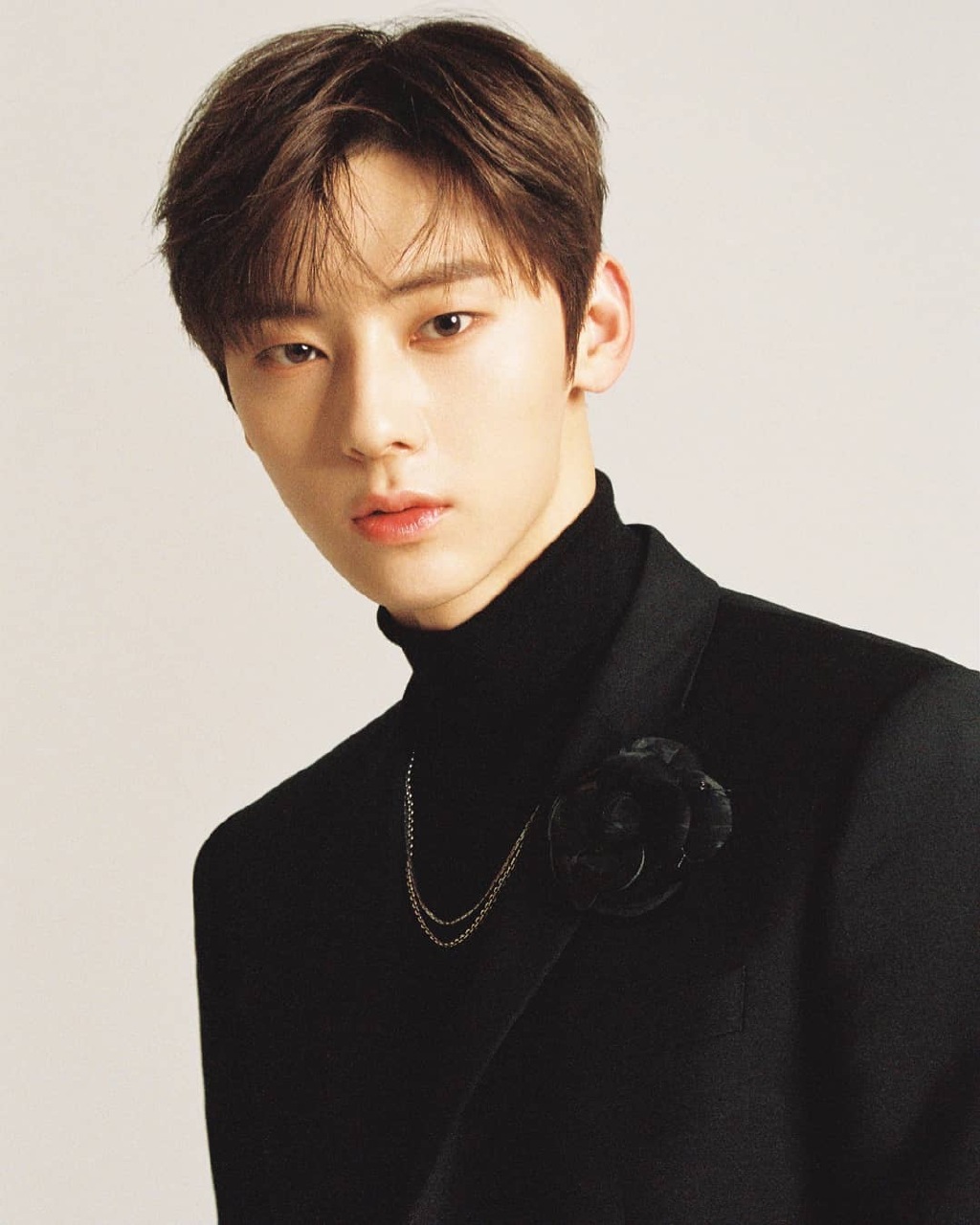 "成熟干练的绅士"黄旼炫2019年官方简历照再公开