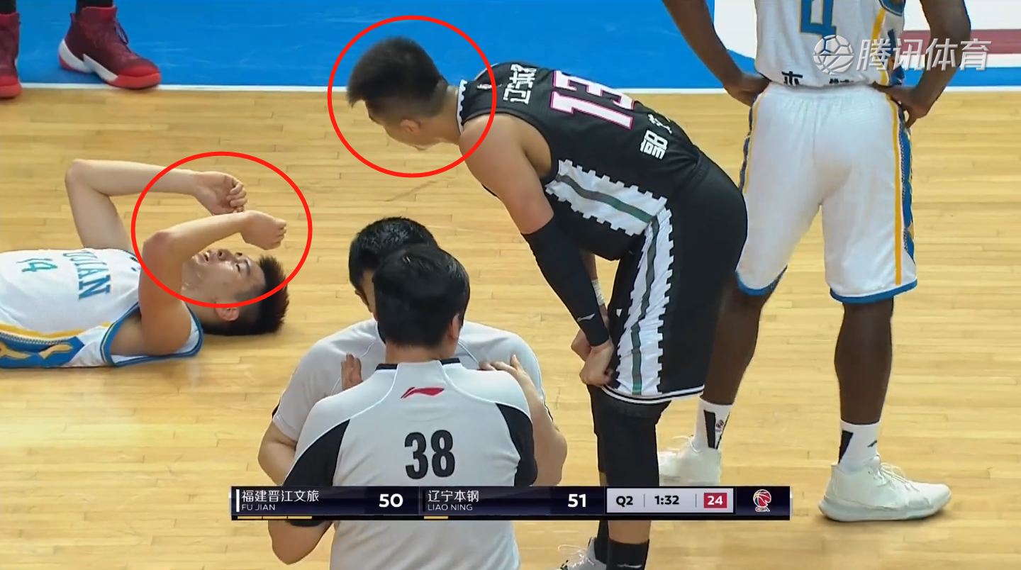 辽宁队违体犯规,福建球员飞出足足4米远,郭艾伦都低下了头!