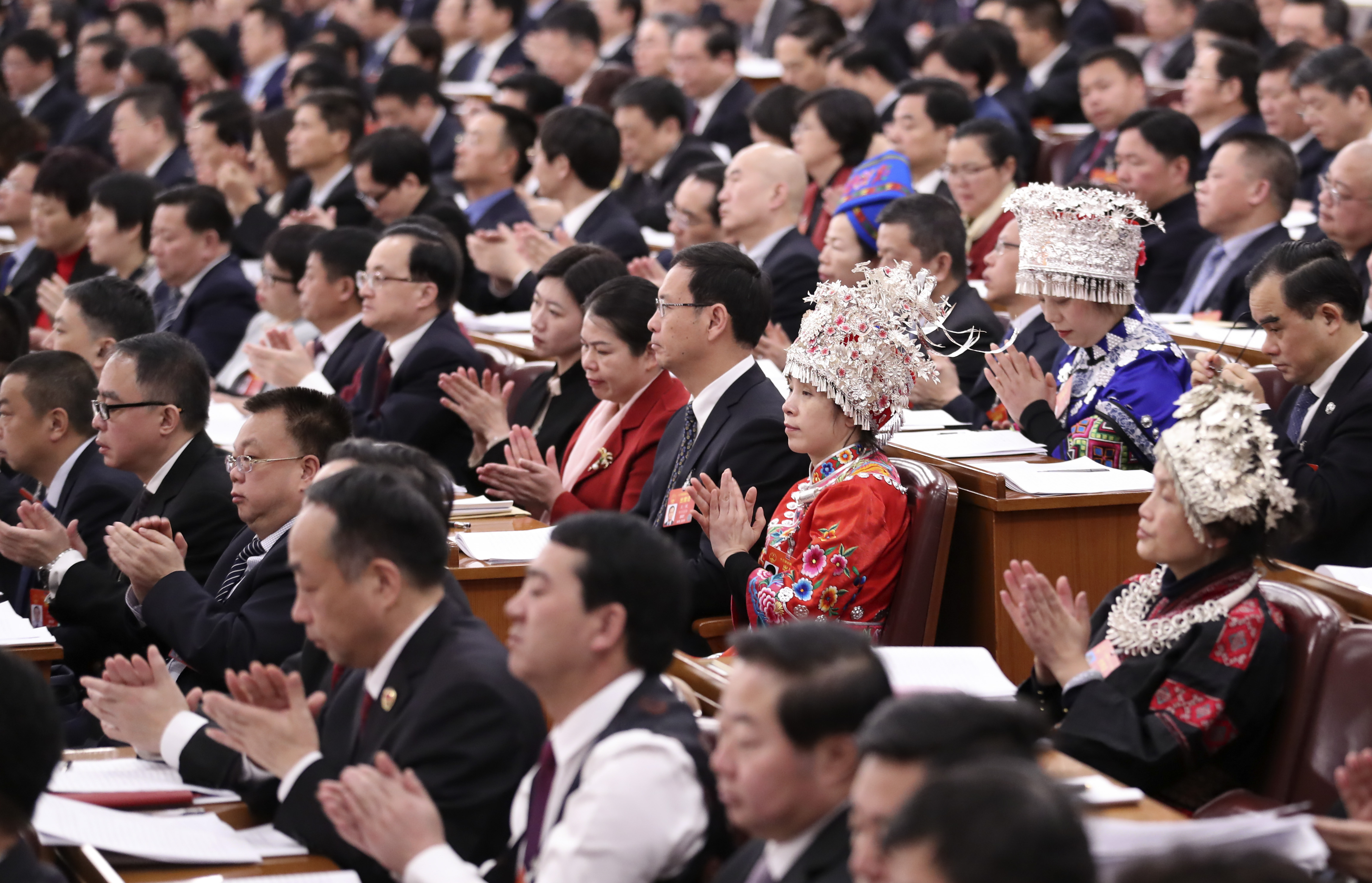 十三届全国人大二次会议举行第三次全体会议