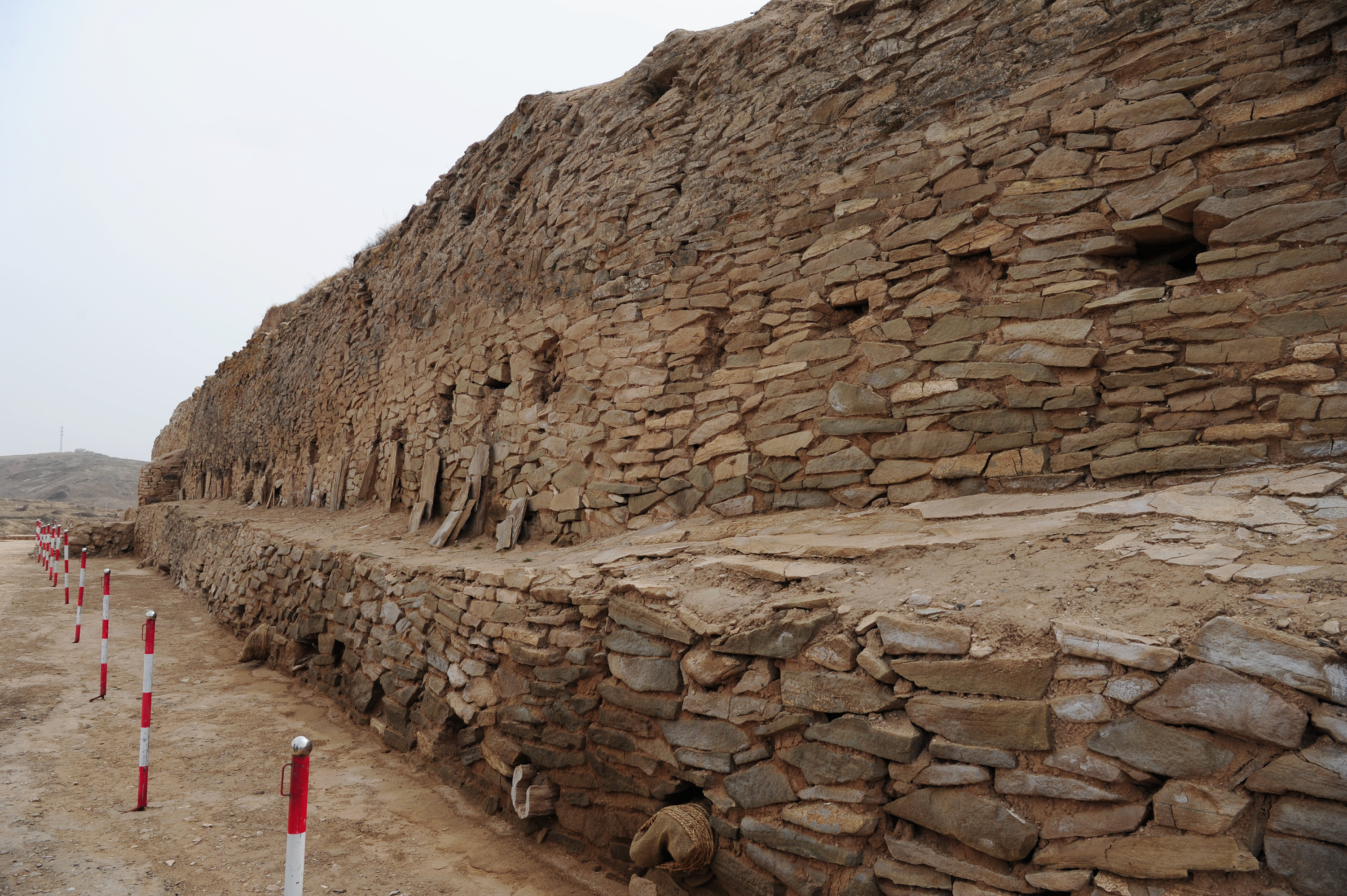 石峁遗址发现距今4000年左右大型陶鹰(2)