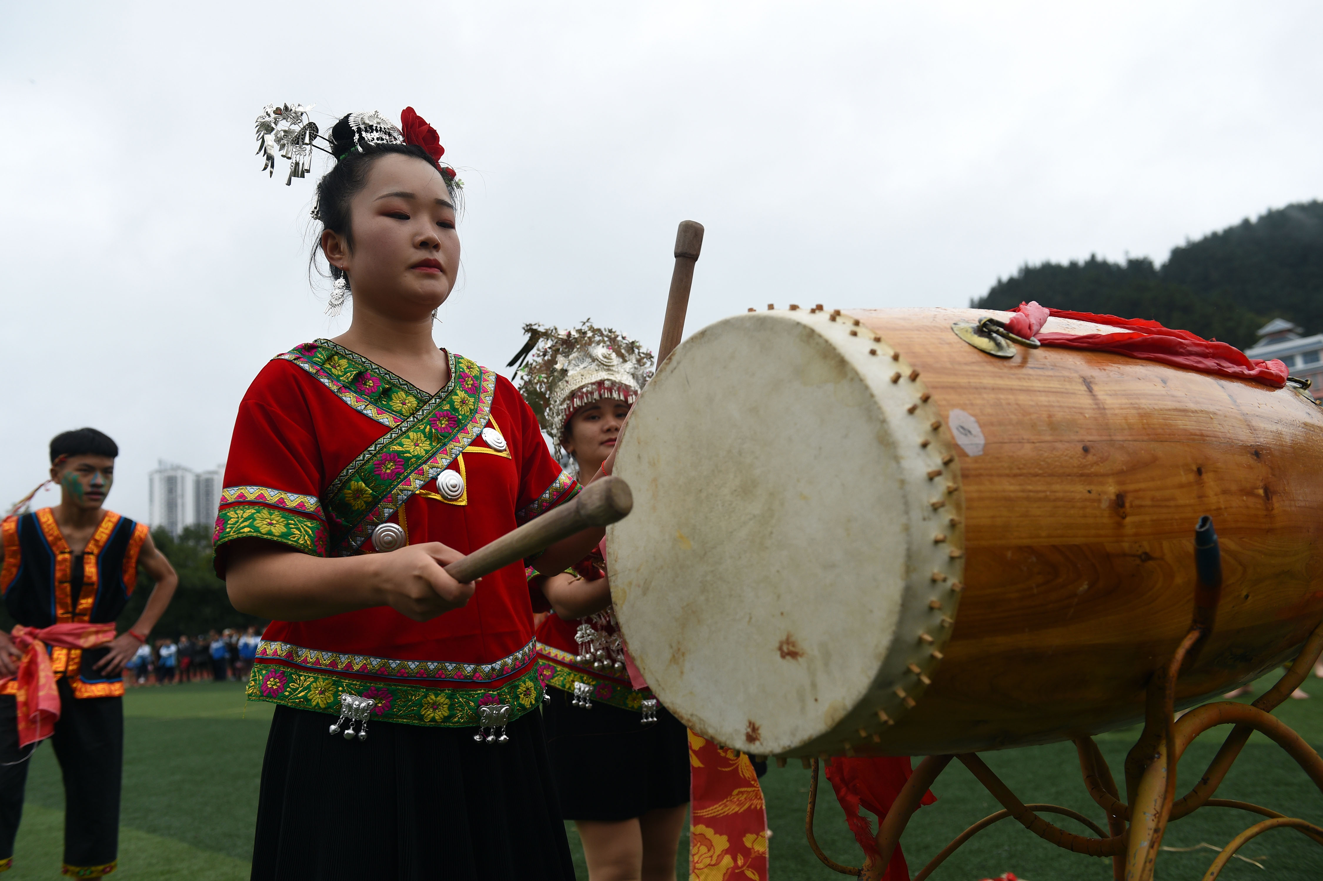 学生们在第八届校园文化艺术节上表演国家级非遗反排木鼓舞