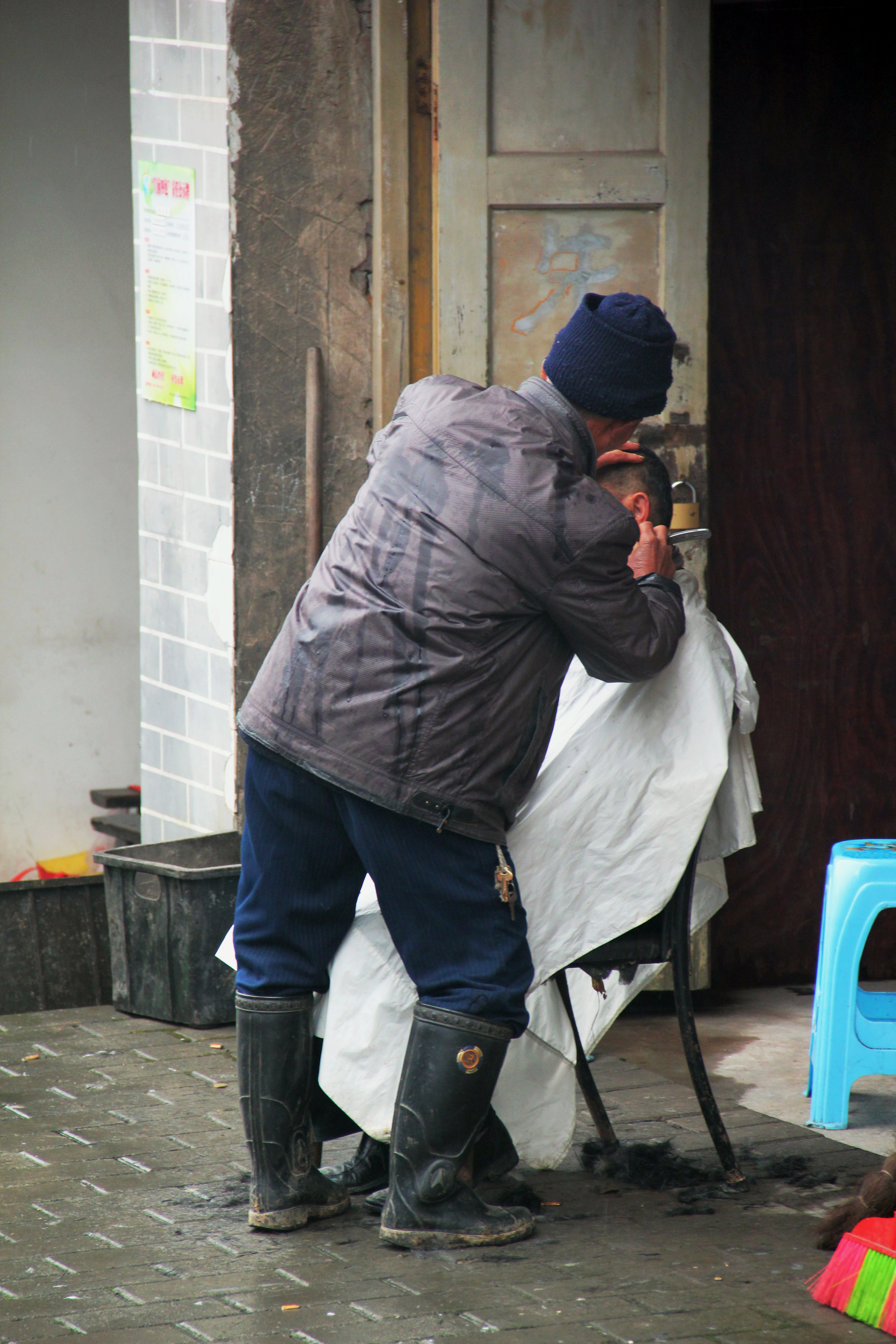 最老式最市井的理发,这里虽然也有现代化的理发店,但一般的村民更喜欢