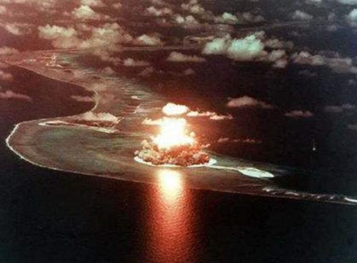 非洲某国海上试爆核成功:蘑菇云升起时,美国想阻止为时已晚