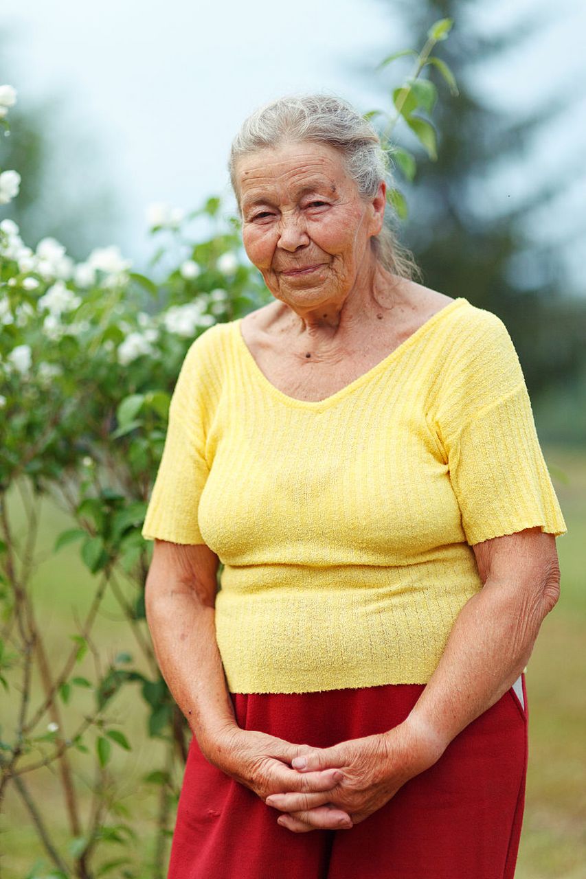 胸部的大小并不是决定下垂与否的唯一因素,而是需要考虑多种因素,包括