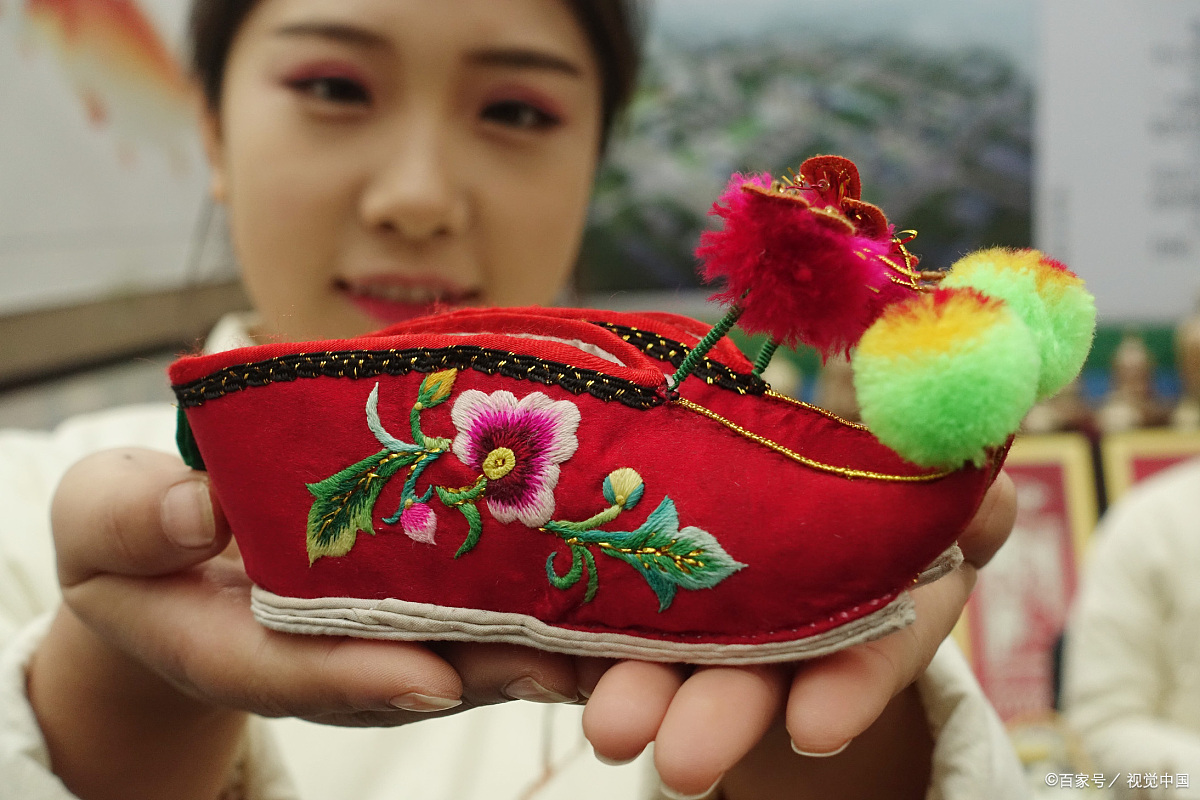 三寸金莲:对现代女性追求自由与平等的启示