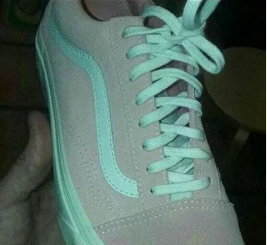 灰绿还是粉白?因为这只鞋子的颜色,网友们又吵起来了