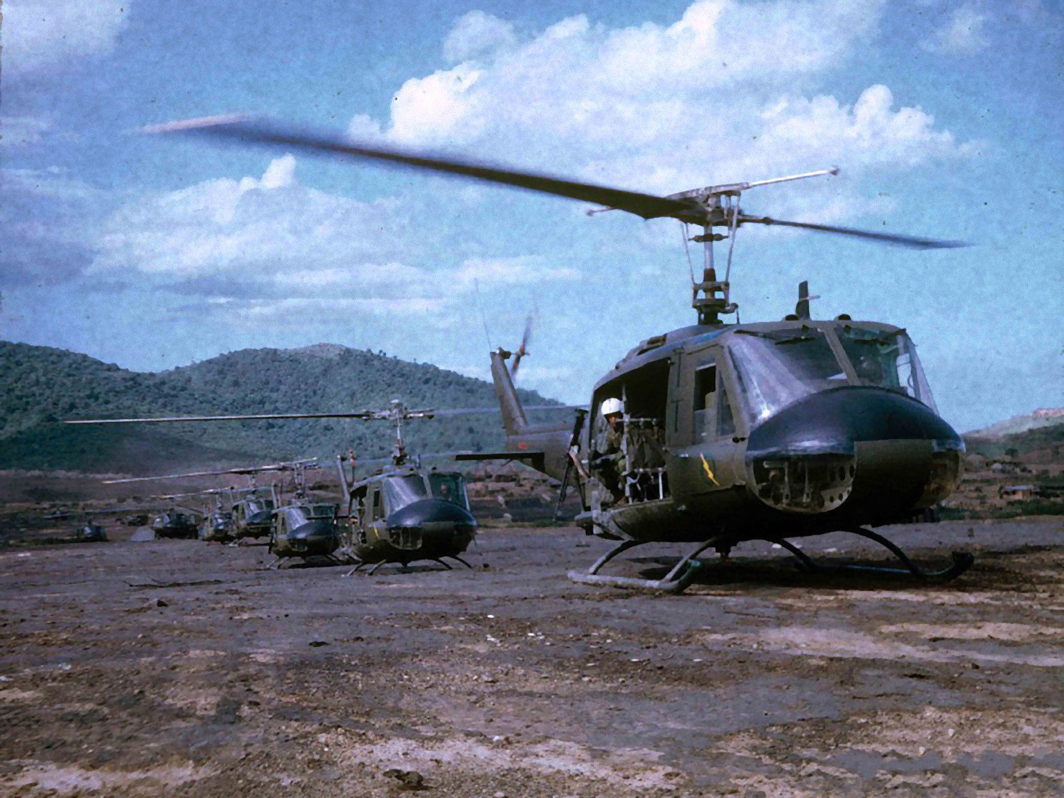 直升机战争的试验田还是修罗场?越战助推器uh-1直升机