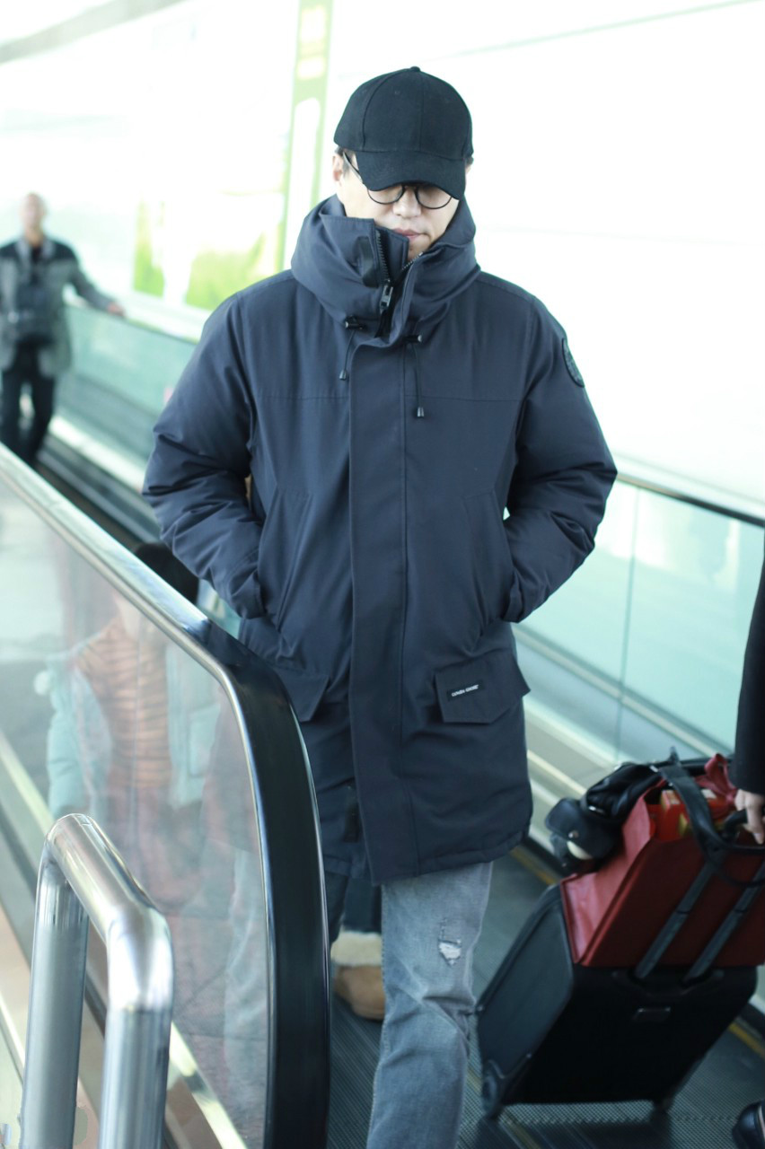 靳东戴棒球帽和眼镜穿黑色外套现身机场,把双手放在衣服口袋里