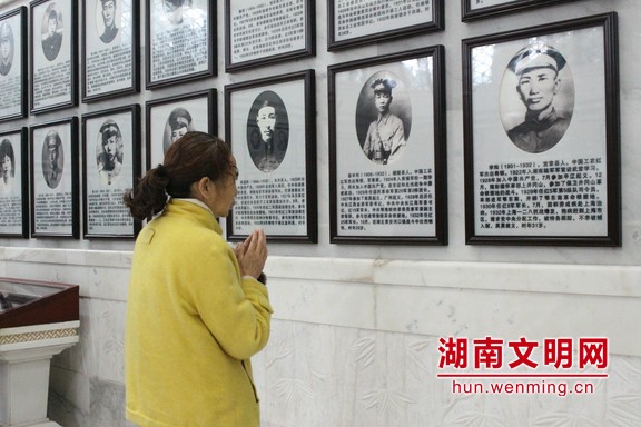 长沙:清明前夕"走心"祭奠 缅怀先烈传承革命精神