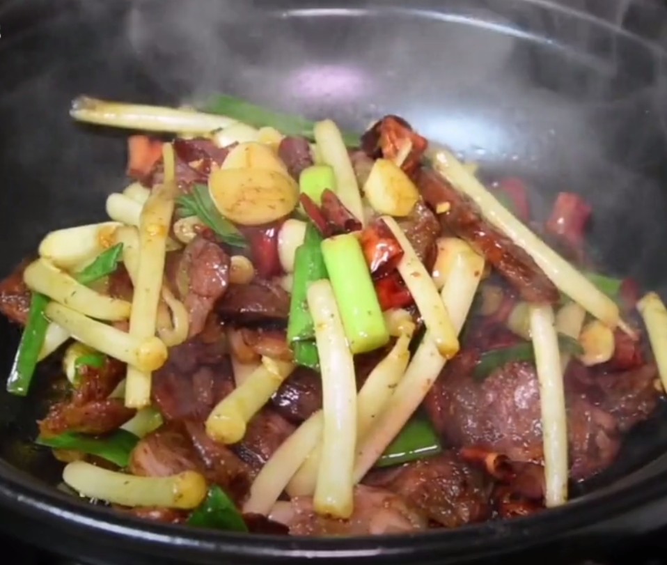 家常美食干锅腊肠,念念不忘的儿时味道!