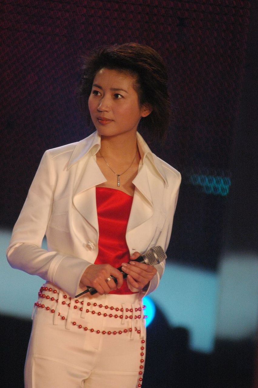 在央视13频道的新闻联播中,观众们见证了主持人文静的临场应变能力!