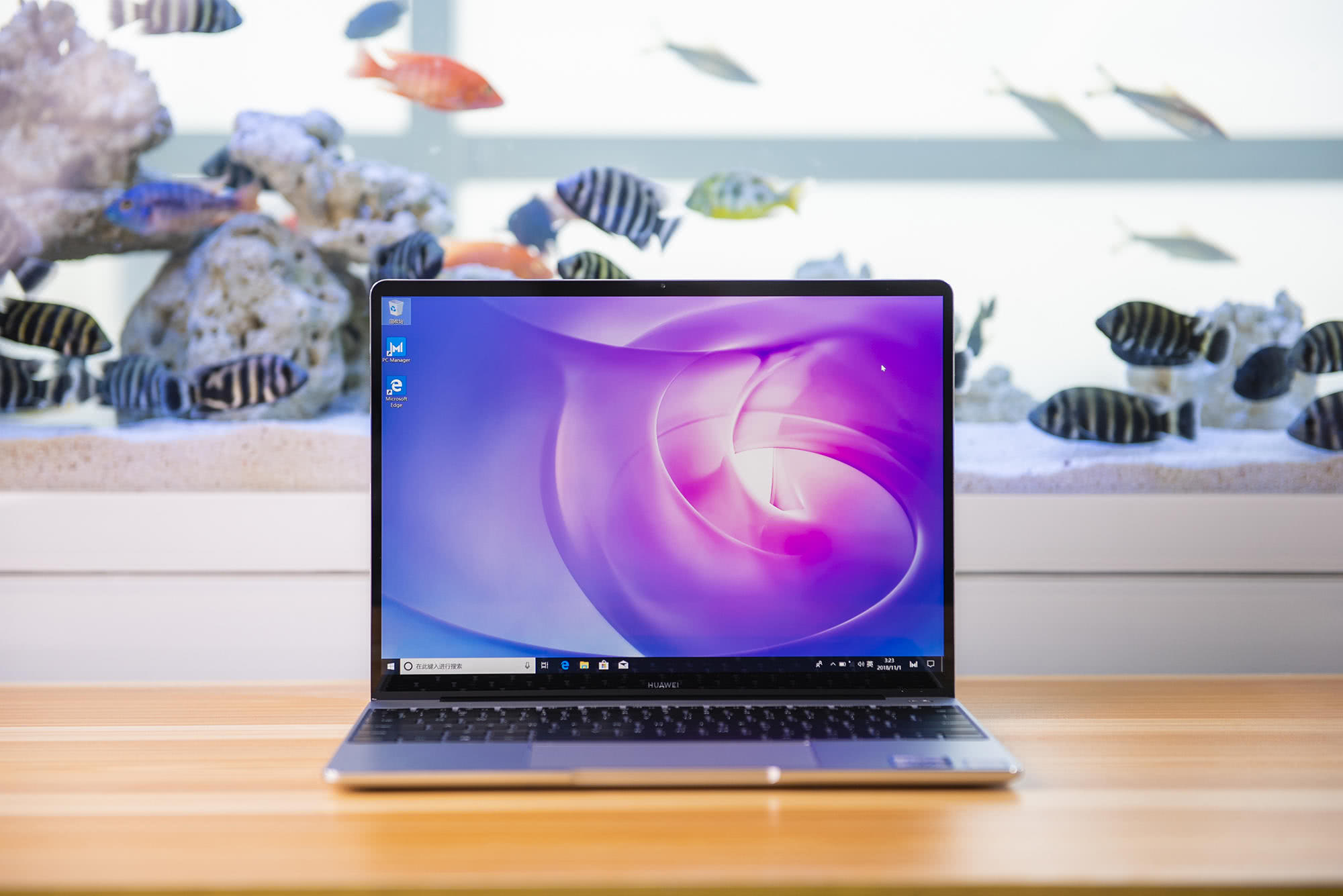 华为matebook 13图赏:窄边框 轻薄机身