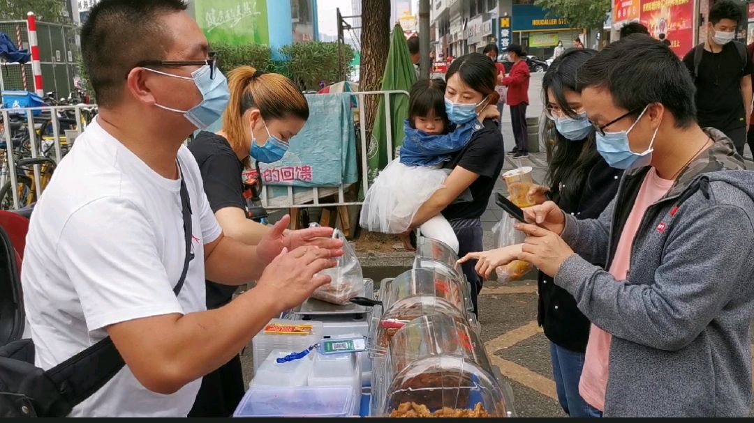 创业有道:夫妻开车摆摊卖网红鸡爪,1盒20元,营销别出心裁