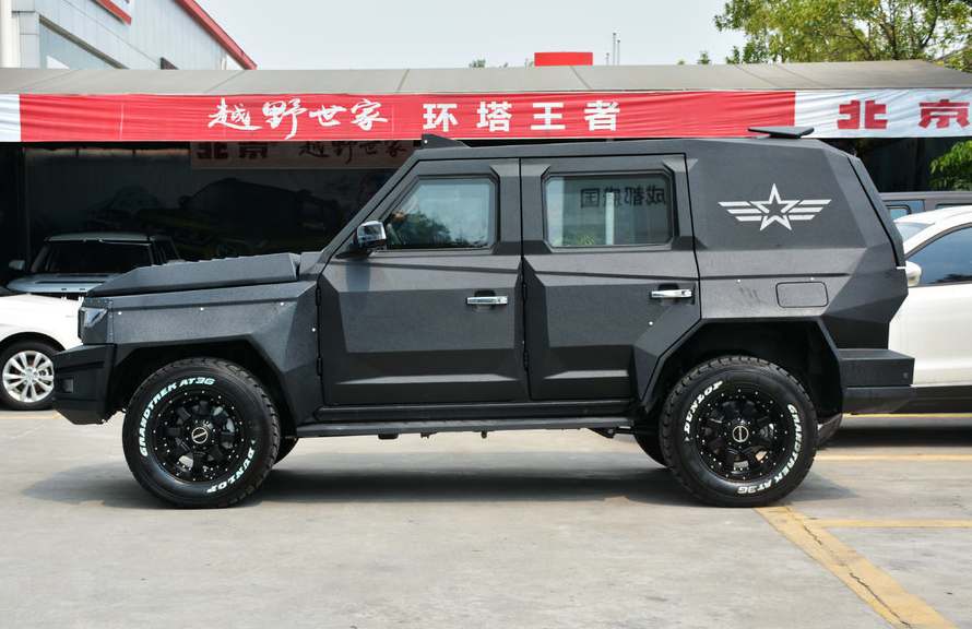 谁说国产越野不够霸气?北汽版"黑武士"配三角大灯,座舱奢华