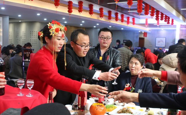 100多名宾客赴婚宴,20道菜没有一块肉,网友吐槽引热议