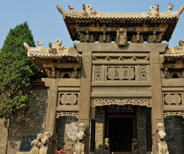 石牌坊上部中间刻有"孝义"二字,为清代著名书法家,内阁学士翁方纲于