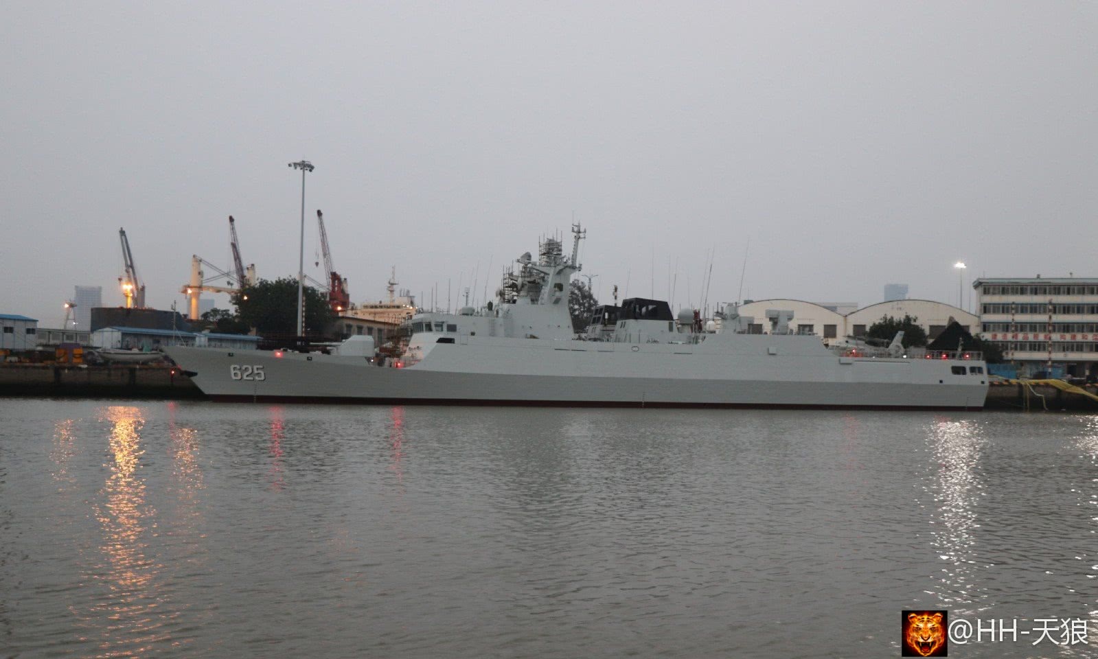 我海军最大号护卫舰出镜 新号段覆盖规模让人是浮想联翩啊