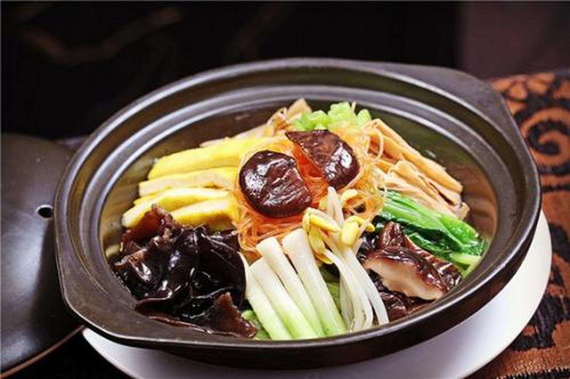 瓜果蔬茹及豆制品为主的素食菜肴,故又称"寺院菜","素菜"