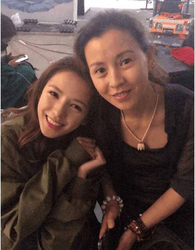 都说张予曦够漂亮了,当看到她与妈妈的照片后,比女儿好看似姐妹