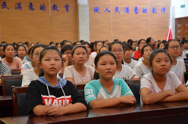 江阴周庄中学举行"未成年人防性侵"知识讲座