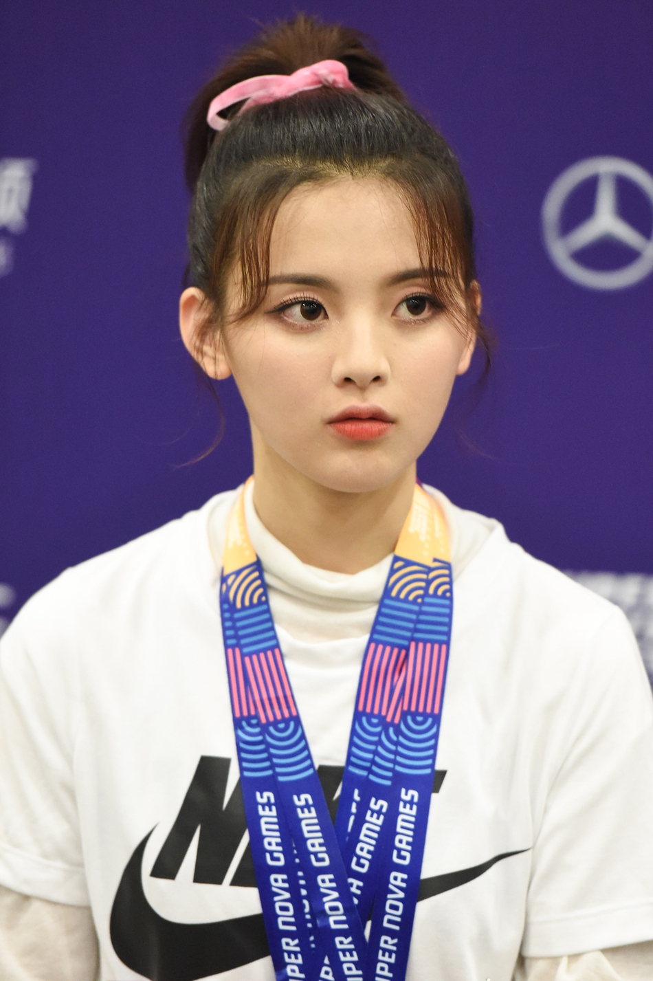 组图:杨超越胸挂金牌笑容灿烂 露婴儿肥举搞怪手势可爱率真