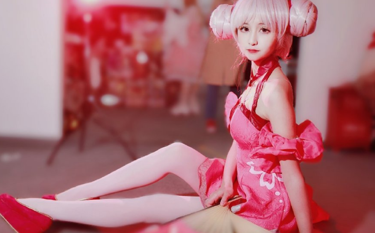 05后小姐姐cos小乔,逆天长腿霸占全屏,网友:等你长大