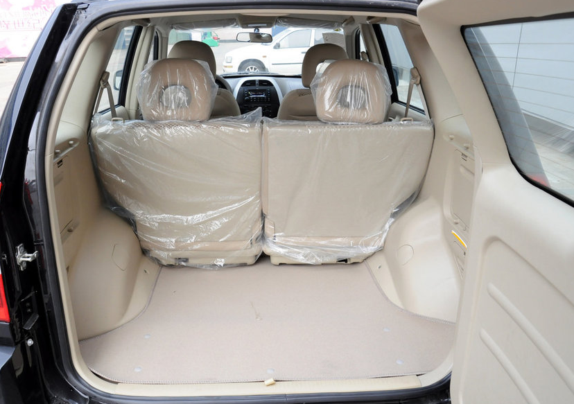 后备箱空间也是很实用的,偶尔自驾游时不少行李都能装的下去,而且后备