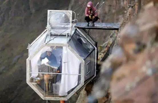 世界"危险"的酒店,挂在百米峭壁上,仅能容纳8人入住