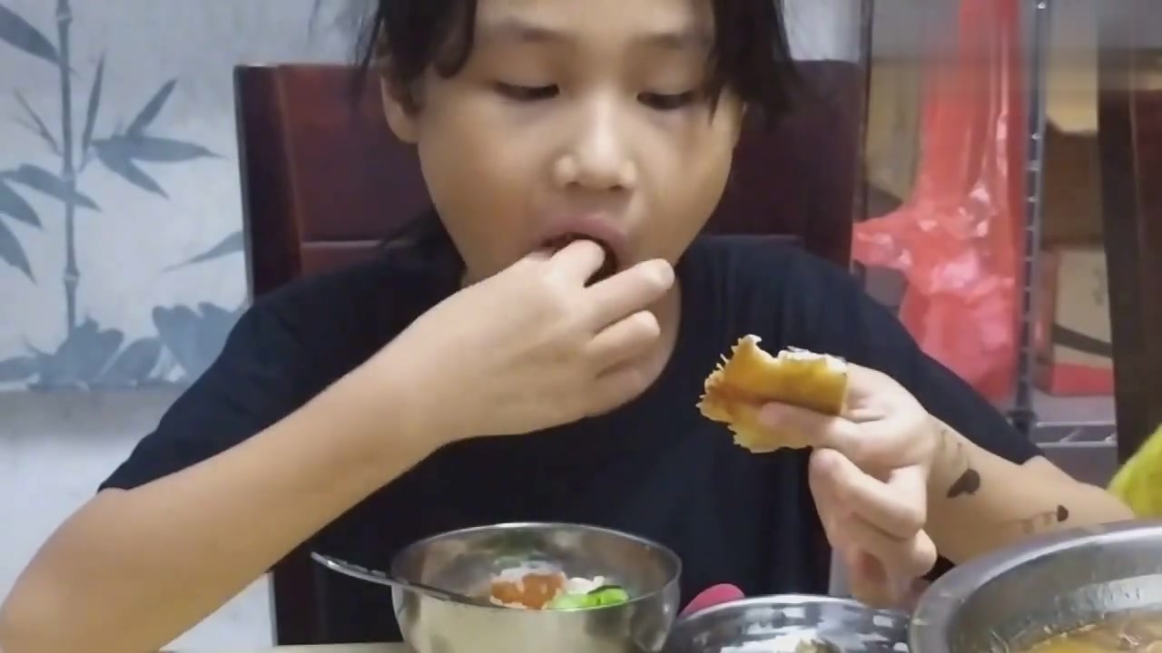 晚饭来一道广式砂锅羊肉煲,热气腾腾炖萝卜,兄妹吃了暖身又暖胃