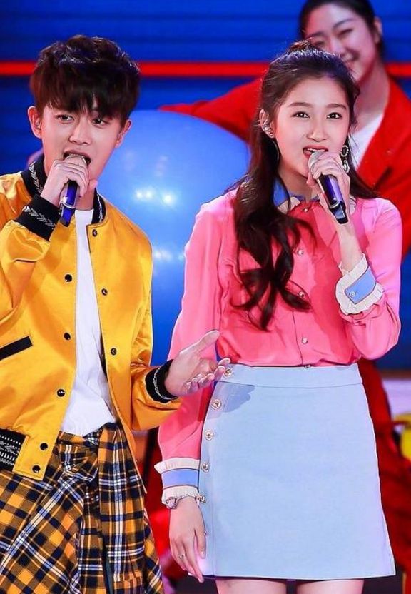 北京卫视春晚:关晓彤牵手任嘉伦甜蜜对唱,网友直呼期待!