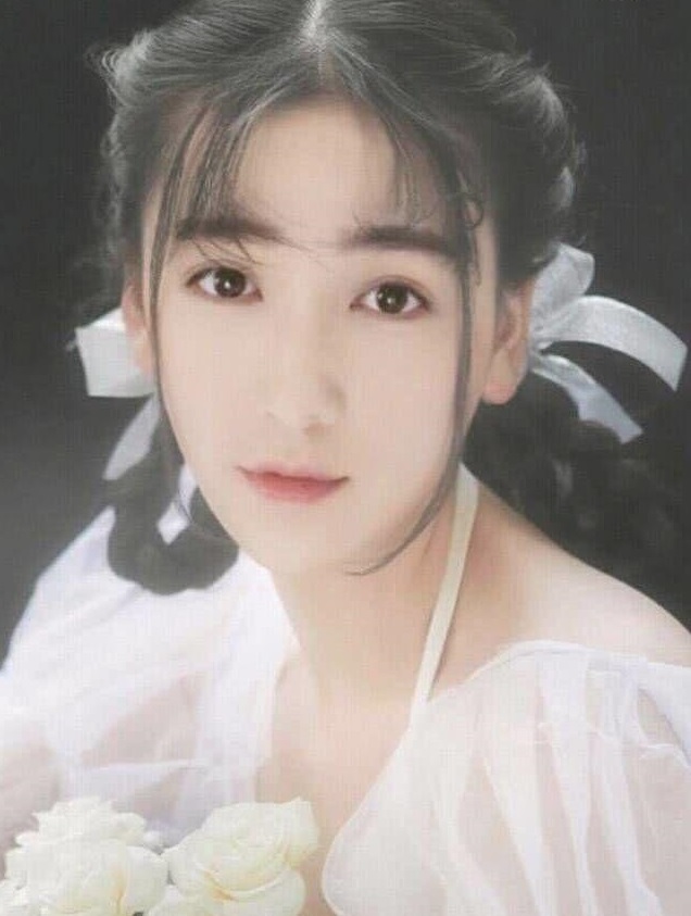 男星女装扮相惊艳:朱一龙清秀,胡歌精致,这一位美过他女友