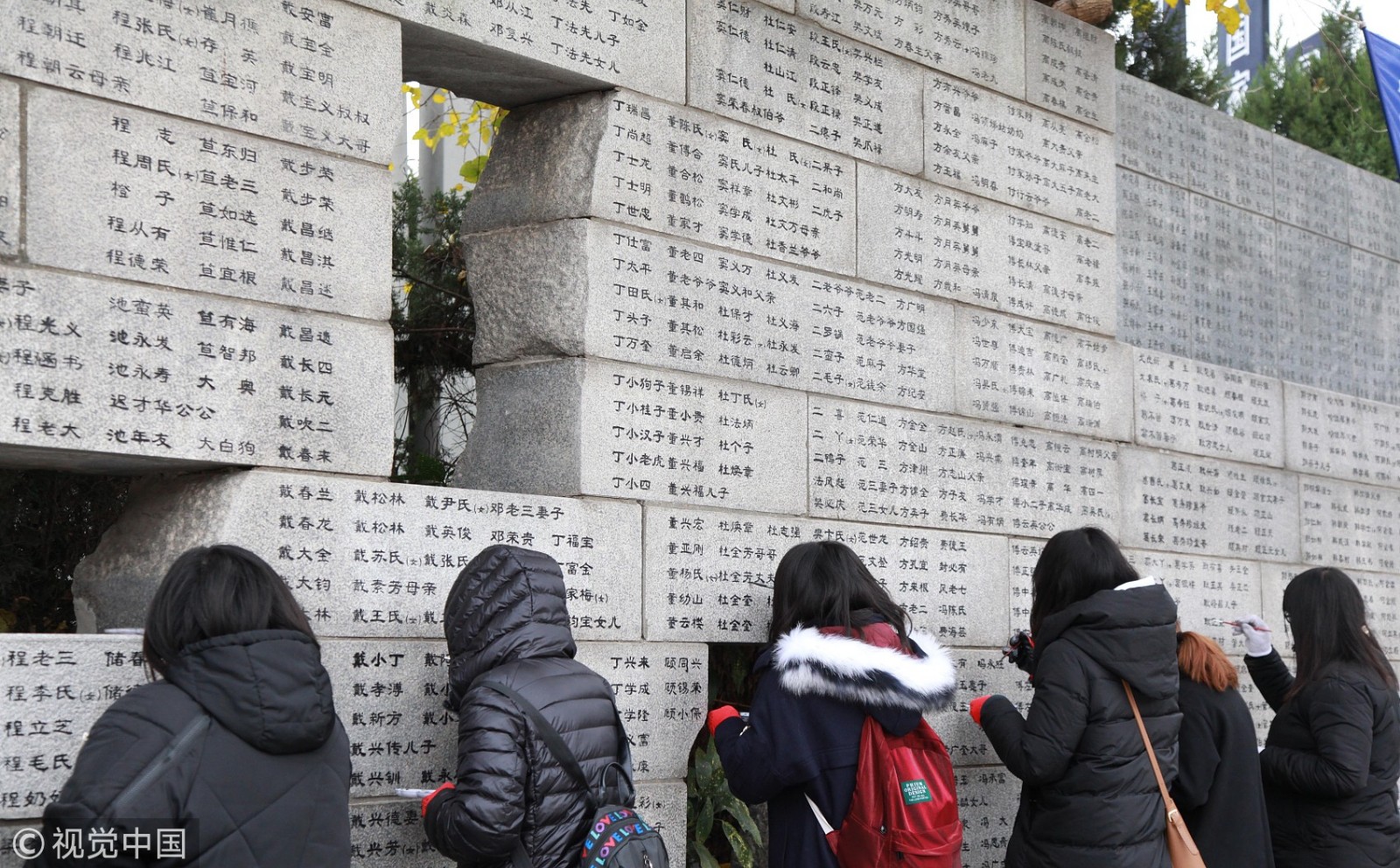 哭墙前,学生"描红"南京大屠杀同胞名字